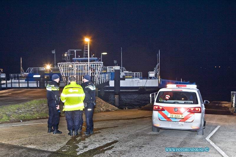 15021910.jpg - FOTOOPDRACHT:Dordrecht:19-02-2015:Vanavond is er op de Provinaleweg in Dordrecht bij de veerpont naar Werkendam, is om onduidelijk reden een auto te water geraakt, de bestuurder kon gered worden, de auto ligt op een plaats waar de veerpont moet aanmeren,later op de avond zal de auto geborgen worden er moest eerst een particuliere duikbedrijf komen om de auto op te zoeken een aan de sleep kabbel van de takelwagen aangekoppeld worden. Tegelijk was er ook een Achter volgeling gaande al waar een agent was aangereden, of deze 2 zaken met elkaar te linken zijn is nog onbekend.  Deze digitale foto blijft eigendom van FOTOPERSBURO BUSINK. Wij hanteren de voorwaarden van het N.V.F. en N.V.J. Gebruik van deze foto impliceert dat u bekend bent  en akkoord gaat met deze voorwaarden bij publicatie.EB/ETIENNE BUSINK