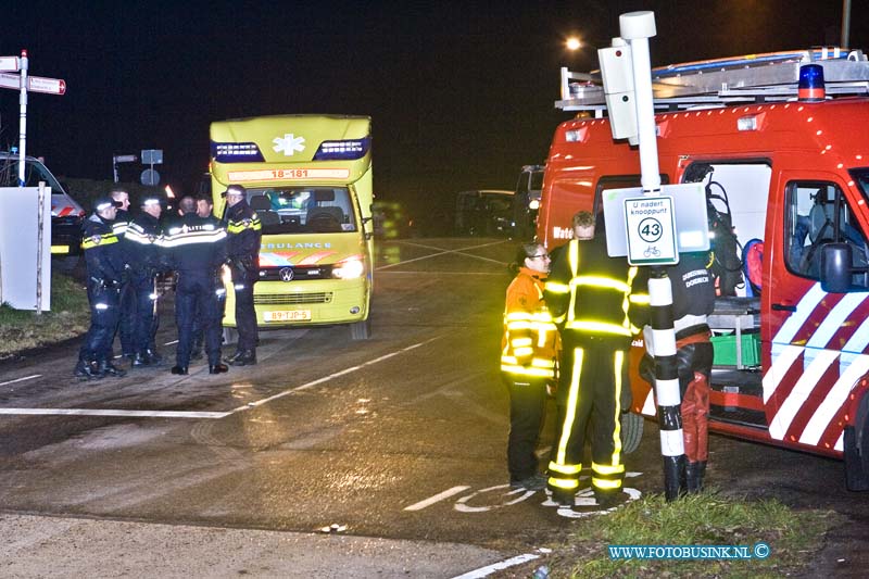 15021911.jpg - FOTOOPDRACHT:Dordrecht:19-02-2015:Vanavond is er op de Provinaleweg in Dordrecht bij de veerpont naar Werkendam, is om onduidelijk reden een auto te water geraakt, de bestuurder kon gered worden, de auto ligt op een plaats waar de veerpont moet aanmeren,later op de avond zal de auto geborgen worden er moest eerst een particuliere duikbedrijf komen om de auto op te zoeken een aan de sleep kabbel van de takelwagen aangekoppeld worden. Tegelijk was er ook een Achter volgeling gaande al waar een agent was aangereden, of deze 2 zaken met elkaar te linken zijn is nog onbekend.  Deze digitale foto blijft eigendom van FOTOPERSBURO BUSINK. Wij hanteren de voorwaarden van het N.V.F. en N.V.J. Gebruik van deze foto impliceert dat u bekend bent  en akkoord gaat met deze voorwaarden bij publicatie.EB/ETIENNE BUSINK