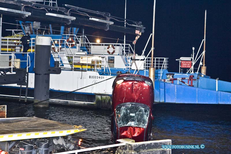 15021912.jpg - FOTOOPDRACHT:Dordrecht:19-02-2015:Foto: De auto word uit de rivier getakeld.Vanavond is er op de Provinaleweg in Dordrecht bij de veerpont naar Werkendam, is om onduidelijk reden een auto te water geraakt, de bestuurder kon gered worden, de auto ligt op een plaats waar de veerpont moet aanmeren,later op de avond zal de auto geborgen worden er moest eerst een particuliere duikbedrijf komen om de auto op te zoeken een aan de sleep kabbel van de takelwagen aangekoppeld worden. Tegelijk was er ook een Achter volgeling gaande al waar een agent was aangereden, of deze 2 zaken met elkaar te linken zijn is nog onbekend.  Deze digitale foto blijft eigendom van FOTOPERSBURO BUSINK. Wij hanteren de voorwaarden van het N.V.F. en N.V.J. Gebruik van deze foto impliceert dat u bekend bent  en akkoord gaat met deze voorwaarden bij publicatie.EB/ETIENNE BUSINK