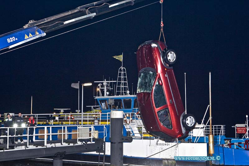 15021913.jpg - FOTOOPDRACHT:Dordrecht:19-02-2015:Foto: De auto word uit de rivier getakeld.Vanavond is er op de Provinaleweg in Dordrecht bij de veerpont naar Werkendam, is om onduidelijk reden een auto te water geraakt, de bestuurder kon gered worden, de auto ligt op een plaats waar de veerpont moet aanmeren,later op de avond zal de auto geborgen worden er moest eerst een particuliere duikbedrijf komen om de auto op te zoeken een aan de sleep kabbel van de takelwagen aangekoppeld worden. Tegelijk was er ook een Achter volgeling gaande al waar een agent was aangereden, of deze 2 zaken met elkaar te linken zijn is nog onbekend.  Deze digitale foto blijft eigendom van FOTOPERSBURO BUSINK. Wij hanteren de voorwaarden van het N.V.F. en N.V.J. Gebruik van deze foto impliceert dat u bekend bent  en akkoord gaat met deze voorwaarden bij publicatie.EB/ETIENNE BUSINK