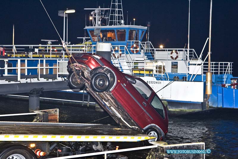 15021914.jpg - FOTOOPDRACHT:Dordrecht:19-02-2015:Foto: De auto word uit de rivier getakeld.Vanavond is er op de Provinaleweg in Dordrecht bij de veerpont naar Werkendam, is om onduidelijk reden een auto te water geraakt, de bestuurder kon gered worden, de auto ligt op een plaats waar de veerpont moet aanmeren,later op de avond zal de auto geborgen worden er moest eerst een particuliere duikbedrijf komen om de auto op te zoeken een aan de sleep kabbel van de takelwagen aangekoppeld worden. Tegelijk was er ook een Achter volgeling gaande al waar een agent was aangereden, of deze 2 zaken met elkaar te linken zijn is nog onbekend.  Deze digitale foto blijft eigendom van FOTOPERSBURO BUSINK. Wij hanteren de voorwaarden van het N.V.F. en N.V.J. Gebruik van deze foto impliceert dat u bekend bent  en akkoord gaat met deze voorwaarden bij publicatie.EB/ETIENNE BUSINK