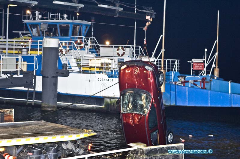 15021915.jpg - FOTOOPDRACHT:Dordrecht:19-02-2015:Foto: De auto word uit de rivier getakeld.Vanavond is er op de Provinaleweg in Dordrecht bij de veerpont naar Werkendam, is om onduidelijk reden een auto te water geraakt, de bestuurder kon gered worden, de auto ligt op een plaats waar de veerpont moet aanmeren,later op de avond zal de auto geborgen worden er moest eerst een particuliere duikbedrijf komen om de auto op te zoeken een aan de sleep kabbel van de takelwagen aangekoppeld worden. Tegelijk was er ook een Achter volgeling gaande al waar een agent was aangereden, of deze 2 zaken met elkaar te linken zijn is nog onbekend.  Deze digitale foto blijft eigendom van FOTOPERSBURO BUSINK. Wij hanteren de voorwaarden van het N.V.F. en N.V.J. Gebruik van deze foto impliceert dat u bekend bent  en akkoord gaat met deze voorwaarden bij publicatie.EB/ETIENNE BUSINK