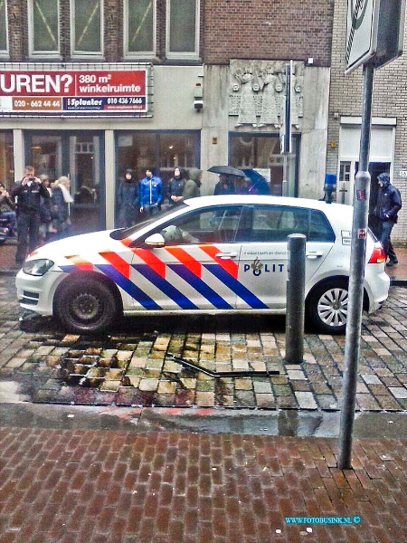 15022001.jpg - FOTOOPDRACHT:Dordrecht:20-02-2015:Vrijdagmiddag 20 februari 2015 Ramde een Politiewagen van Zuid Holland Zuid in de Dordtse binnenstad de poller aan de Visstraat, zowel de poller en Politiewagen raakt zwaar beschadigd. De politiewagen werd door een takelbedrijf afgesleept. De pollers zorgen sinds de plaatsing in 2002voor  meer overlast voor ondernemers en voertuigen dan dat ze iets opbrengen voor de Stad.Deze digitale foto blijft eigendom van FOTOPERSBURO BUSINK. Wij hanteren de voorwaarden van het N.V.F. en N.V.J. Gebruik van deze foto impliceert dat u bekend bent  en akkoord gaat met deze voorwaarden bij publicatie.EB/ETIENNE BUSINK