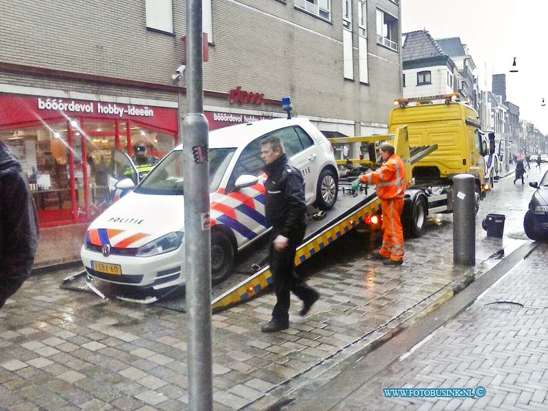 15022003.jpg - FOTOOPDRACHT:Dordrecht:20-02-2015:Vrijdagmiddag 20 februari 2015 Ramde een Politiewagen van Zuid Holland Zuid in de Dordtse binnenstad de poller aan de Visstraat, zowel de poller en Politiewagen raakt zwaar beschadigd. De politiewagen werd door een takelbedrijf afgesleept. De pollers zorgen sinds de plaatsing in 2002voor  meer overlast voor ondernemers en voertuigen dan dat ze iets opbrengen voor de Stad.Deze digitale foto blijft eigendom van FOTOPERSBURO BUSINK. Wij hanteren de voorwaarden van het N.V.F. en N.V.J. Gebruik van deze foto impliceert dat u bekend bent  en akkoord gaat met deze voorwaarden bij publicatie.EB/ETIENNE BUSINK