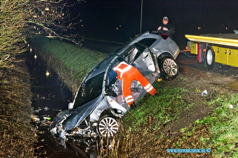 15022101.jpg - FOTOOPDRACHT:ZWIJNDRECHT:21-02-2015:Een dronken man is in de nacht van zaterdag 21 februari met zijn auto ondersteboven in een sloot beland. Dit gebeurde rond 3.50 uur aan de Munnikensteeg nabij Manege de Hoge Devel in Zwijndrecht. Een ambulance kwam met spoed ter plaatse. De man hoefde echter niet mee met de ambulance, maar is door de politie aangehouden en opgesloten in het politiebureau. De auto is door een bergingsbedrijf geborgen.Deze digitale foto blijft eigendom van FOTOPERSBURO BUSINK. Wij hanteren de voorwaarden van het N.V.F. en N.V.J. Gebruik van deze foto impliceert dat u bekend bent  en akkoord gaat met deze voorwaarden bij publicatie.EB/ETIENNE BUSINK