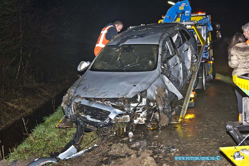 15022102.jpg - FOTOOPDRACHT:ZWIJNDRECHT:21-02-2015:Een dronken man is in de nacht van zaterdag 21 februari met zijn auto ondersteboven in een sloot beland. Dit gebeurde rond 3.50 uur aan de Munnikensteeg nabij Manege de Hoge Devel in Zwijndrecht. Een ambulance kwam met spoed ter plaatse. De man hoefde echter niet mee met de ambulance, maar is door de politie aangehouden en opgesloten in het politiebureau. De auto is door een bergingsbedrijf geborgen.Deze digitale foto blijft eigendom van FOTOPERSBURO BUSINK. Wij hanteren de voorwaarden van het N.V.F. en N.V.J. Gebruik van deze foto impliceert dat u bekend bent  en akkoord gaat met deze voorwaarden bij publicatie.EB/ETIENNE BUSINK