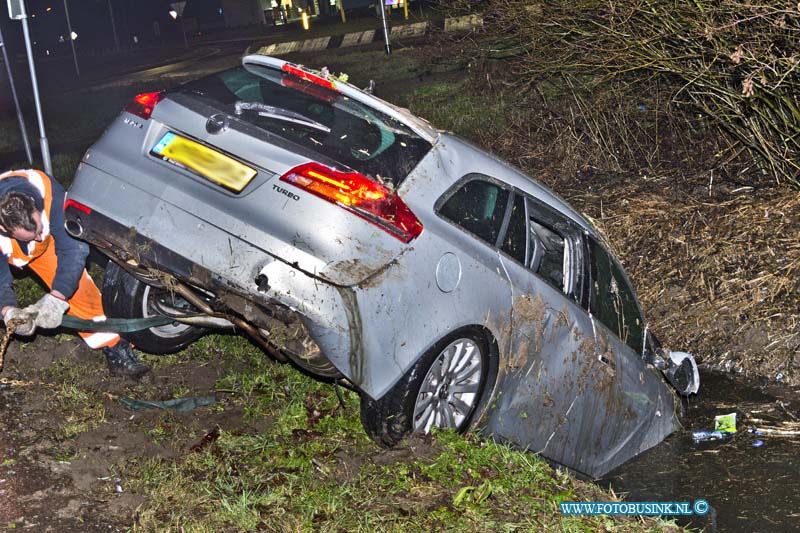 15022103.jpg - FOTOOPDRACHT:ZWIJNDRECHT:21-02-2015:Een dronken man is in de nacht van zaterdag 21 februari met zijn auto ondersteboven in een sloot beland. Dit gebeurde rond 3.50 uur aan de Munnikensteeg nabij Manege de Hoge Devel in Zwijndrecht. Een ambulance kwam met spoed ter plaatse. De man hoefde echter niet mee met de ambulance, maar is door de politie aangehouden en opgesloten in het politiebureau. De auto is door een bergingsbedrijf geborgen.Deze digitale foto blijft eigendom van FOTOPERSBURO BUSINK. Wij hanteren de voorwaarden van het N.V.F. en N.V.J. Gebruik van deze foto impliceert dat u bekend bent  en akkoord gaat met deze voorwaarden bij publicatie.EB/ETIENNE BUSINK