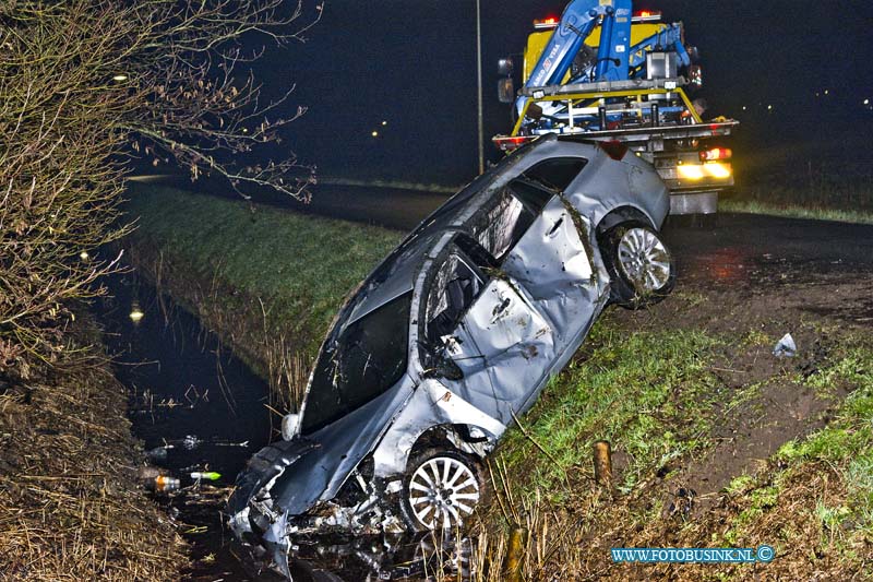 15022104.jpg - FOTOOPDRACHT:ZWIJNDRECHT:21-02-2015:Een dronken man is in de nacht van zaterdag 21 februari met zijn auto ondersteboven in een sloot beland. Dit gebeurde rond 3.50 uur aan de Munnikensteeg nabij Manege de Hoge Devel in Zwijndrecht. Een ambulance kwam met spoed ter plaatse. De man hoefde echter niet mee met de ambulance, maar is door de politie aangehouden en opgesloten in het politiebureau. De auto is door een bergingsbedrijf geborgen.Deze digitale foto blijft eigendom van FOTOPERSBURO BUSINK. Wij hanteren de voorwaarden van het N.V.F. en N.V.J. Gebruik van deze foto impliceert dat u bekend bent  en akkoord gaat met deze voorwaarden bij publicatie.EB/ETIENNE BUSINK