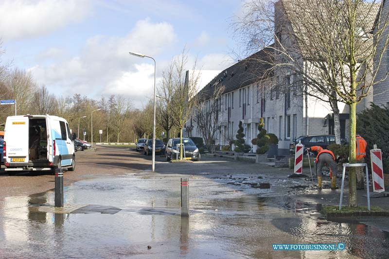 15022301.jpg - FOTOOPDRACHT:Zwijndrecht:23-02-2015:Maandag ochtend 23 februari 2015 is er een leidingbreuk ontstaan tijdens werkzaamheden in de Trompetstraat in Zwijndrecht. De wateroverlast in de straat zorgde voor veel ovrelast voor de bewoners. De aannemer die al weken bezig is met wwerkzaamheden zorgde vorige week vrijdag ook al voor groot gaslek in de zelfde straat. Deze digitale foto blijft eigendom van FOTOPERSBURO BUSINK. Wij hanteren de voorwaarden van het N.V.F. en N.V.J. Gebruik van deze foto impliceert dat u bekend bent  en akkoord gaat met deze voorwaarden bij publicatie.EB/ETIENNE BUSINK