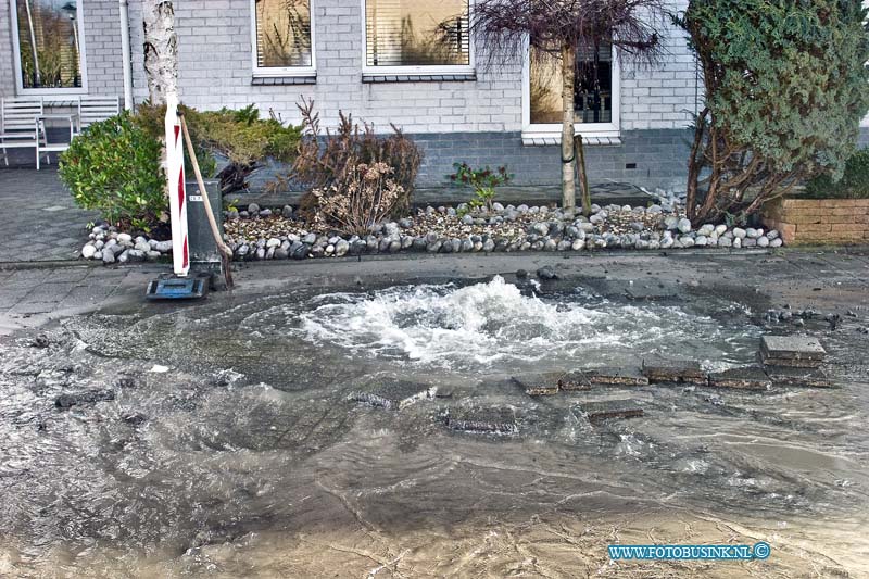 15022302.jpg - FOTOOPDRACHT:Zwijndrecht:23-02-2015:Maandag ochtend 23 februari 2015 is er een leidingbreuk ontstaan tijdens werkzaamheden in de Trompetstraat in Zwijndrecht. De wateroverlast in de straat zorgde voor veel ovrelast voor de bewoners. De aannemer die al weken bezig is met wwerkzaamheden zorgde vorige week vrijdag ook al voor groot gaslek in de zelfde straat. Deze digitale foto blijft eigendom van FOTOPERSBURO BUSINK. Wij hanteren de voorwaarden van het N.V.F. en N.V.J. Gebruik van deze foto impliceert dat u bekend bent  en akkoord gaat met deze voorwaarden bij publicatie.EB/ETIENNE BUSINK