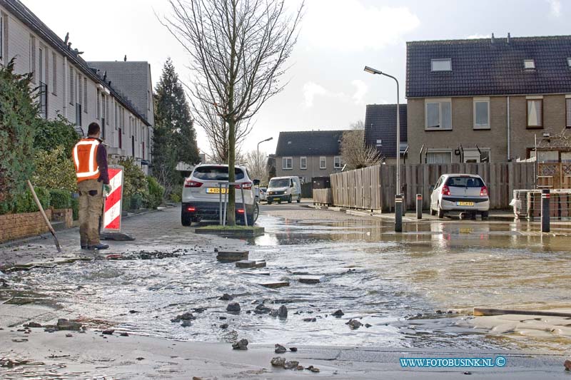 15022303.jpg - FOTOOPDRACHT:Zwijndrecht:23-02-2015:Maandag ochtend 23 februari 2015 is er een leidingbreuk ontstaan tijdens werkzaamheden in de Trompetstraat in Zwijndrecht. De wateroverlast in de straat zorgde voor veel ovrelast voor de bewoners. De aannemer die al weken bezig is met wwerkzaamheden zorgde vorige week vrijdag ook al voor groot gaslek in de zelfde straat. Deze digitale foto blijft eigendom van FOTOPERSBURO BUSINK. Wij hanteren de voorwaarden van het N.V.F. en N.V.J. Gebruik van deze foto impliceert dat u bekend bent  en akkoord gaat met deze voorwaarden bij publicatie.EB/ETIENNE BUSINK