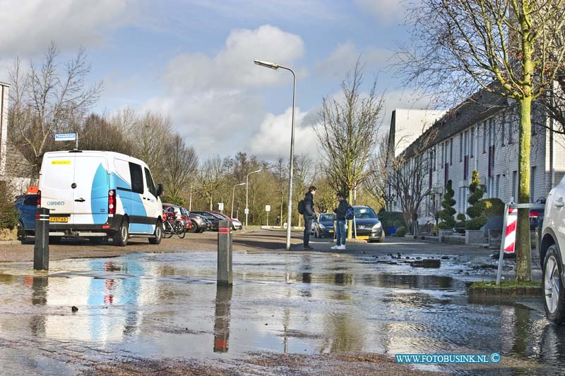 15022304.jpg - FOTOOPDRACHT:Zwijndrecht:23-02-2015:Maandag ochtend 23 februari 2015 is er een leidingbreuk ontstaan tijdens werkzaamheden in de Trompetstraat in Zwijndrecht. De wateroverlast in de straat zorgde voor veel ovrelast voor de bewoners. De aannemer die al weken bezig is met wwerkzaamheden zorgde vorige week vrijdag ook al voor groot gaslek in de zelfde straat. Deze digitale foto blijft eigendom van FOTOPERSBURO BUSINK. Wij hanteren de voorwaarden van het N.V.F. en N.V.J. Gebruik van deze foto impliceert dat u bekend bent  en akkoord gaat met deze voorwaarden bij publicatie.EB/ETIENNE BUSINK