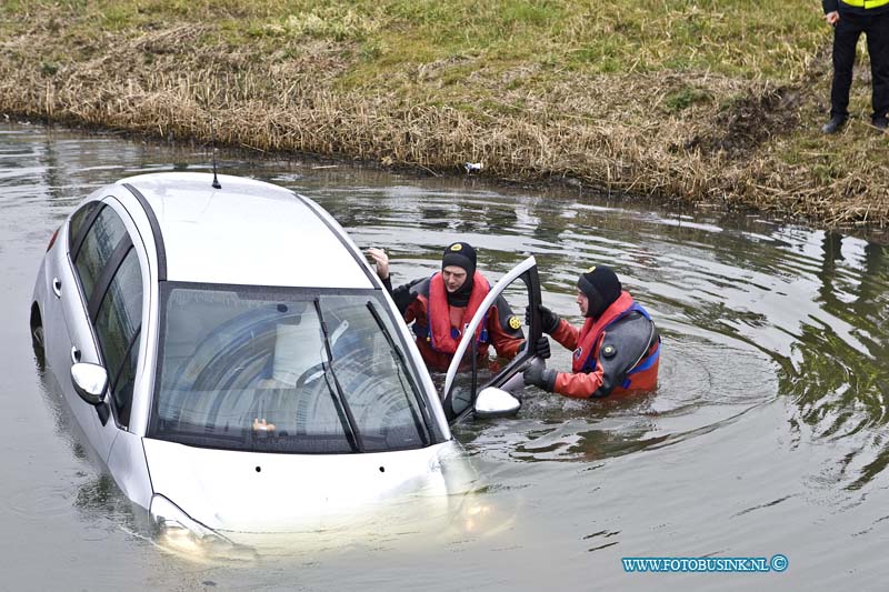 15022502.jpg - FOTOOPDRACHT:Dordrecht:25-02-2015:Woensdag begin van de middag is er op de Chico Mendesring in de bocht ter hoogte van de Johan Frisoschool een auto te water geraakt, de bestuurder vergiste zich in de bocht en reed de sloot in. De bestuurder werdt door de brandweer uit zijn voertuig geholpen en onderzocht door het aanwezige ambulance personeel. Het takelwagen haalde auto uit de sloot.Deze digitale foto blijft eigendom van FOTOPERSBURO BUSINK. Wij hanteren de voorwaarden van het N.V.F. en N.V.J. Gebruik van deze foto impliceert dat u bekend bent  en akkoord gaat met deze voorwaarden bij publicatie.EB/ETIENNE BUSINK