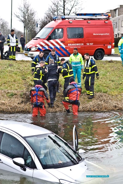 15022503.jpg - FOTOOPDRACHT:Dordrecht:25-02-2015:Woensdag begin van de middag is er op de Chico Mendesring in de bocht ter hoogte van de Johan Frisoschool een auto te water geraakt, de bestuurder vergiste zich in de bocht en reed de sloot in. De bestuurder werdt door de brandweer uit zijn voertuig geholpen en onderzocht door het aanwezige ambulance personeel. Het takelwagen haalde auto uit de sloot.Deze digitale foto blijft eigendom van FOTOPERSBURO BUSINK. Wij hanteren de voorwaarden van het N.V.F. en N.V.J. Gebruik van deze foto impliceert dat u bekend bent  en akkoord gaat met deze voorwaarden bij publicatie.EB/ETIENNE BUSINK