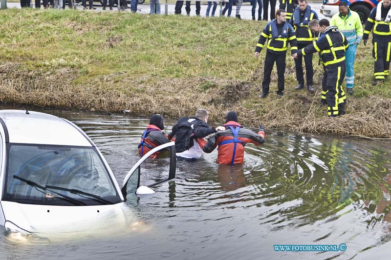 15022504.jpg - FOTOOPDRACHT:Dordrecht:25-02-2015:Woensdag begin van de middag is er op de Chico Mendesring in de bocht ter hoogte van de Johan Frisoschool een auto te water geraakt, de bestuurder vergiste zich in de bocht en reed de sloot in. De bestuurder werdt door de brandweer uit zijn voertuig geholpen en onderzocht door het aanwezige ambulance personeel. Het takelwagen haalde auto uit de sloot.Deze digitale foto blijft eigendom van FOTOPERSBURO BUSINK. Wij hanteren de voorwaarden van het N.V.F. en N.V.J. Gebruik van deze foto impliceert dat u bekend bent  en akkoord gaat met deze voorwaarden bij publicatie.EB/ETIENNE BUSINK