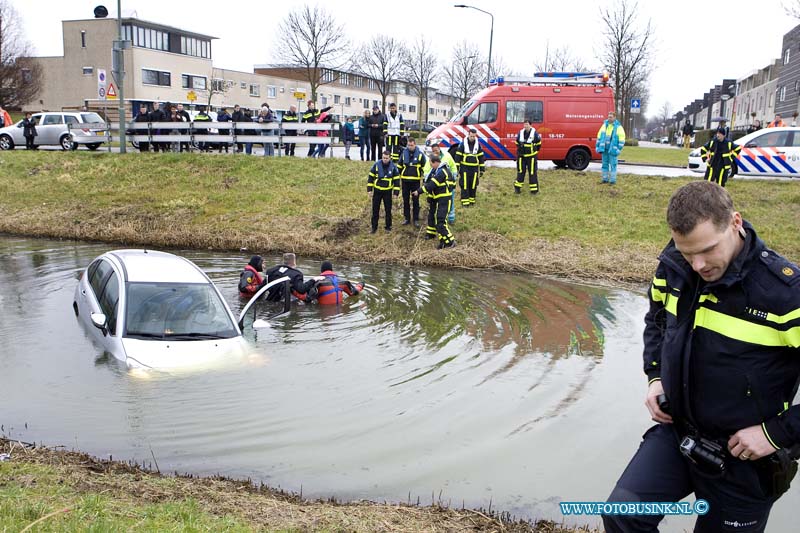 15022505.jpg - FOTOOPDRACHT:Dordrecht:25-02-2015:Woensdag begin van de middag is er op de Chico Mendesring in de bocht ter hoogte van de Johan Frisoschool een auto te water geraakt, de bestuurder vergiste zich in de bocht en reed de sloot in. De bestuurder werdt door de brandweer uit zijn voertuig geholpen en onderzocht door het aanwezige ambulance personeel. Het takelwagen haalde auto uit de sloot.Deze digitale foto blijft eigendom van FOTOPERSBURO BUSINK. Wij hanteren de voorwaarden van het N.V.F. en N.V.J. Gebruik van deze foto impliceert dat u bekend bent  en akkoord gaat met deze voorwaarden bij publicatie.EB/ETIENNE BUSINK