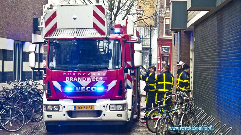 15022507.jpg - FOTOOPDRACHT:Dordrecht:25-02-2015:De Brandweer zetten diverse matrieel in bij een middelBrand  in de Tolbrugstraat - Waterzijde in de Dordtse binnenstad. De woning flink beschadigd  door de binnenbrand.Deze digitale foto blijft eigendom van FOTOPERSBURO BUSINK. Wij hanteren de voorwaarden van het N.V.F. en N.V.J. Gebruik van deze foto impliceert dat u bekend bent  en akkoord gaat met deze voorwaarden bij publicatie.EB/ETIENNE BUSINK