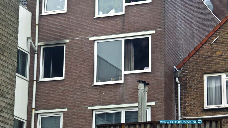 15022508.jpg - FOTOOPDRACHT:Dordrecht:25-02-2015:De Brandweer zetten diverse matrieel in bij een middelBrand  in de Tolbrugstraat - Waterzijde in de Dordtse binnenstad. De woning flink beschadigd  door de binnenbrand.Deze digitale foto blijft eigendom van FOTOPERSBURO BUSINK. Wij hanteren de voorwaarden van het N.V.F. en N.V.J. Gebruik van deze foto impliceert dat u bekend bent  en akkoord gaat met deze voorwaarden bij publicatie.EB/ETIENNE BUSINK
