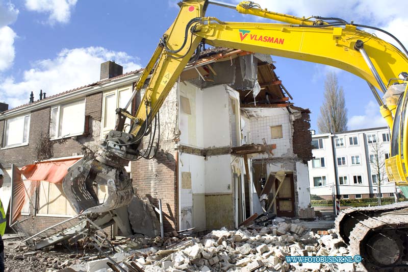 15022701.jpg - FOTOOPDRACHT:Zwijndrecht:27-02-2015:Vrijdag middag is er een sloopbedrijf begonnen met het slopen van de woningen aan de Konningineweg in Zwijndrecht Deze digitale foto blijft eigendom van FOTOPERSBURO BUSINK. Wij hanteren de voorwaarden van het N.V.F. en N.V.J. Gebruik van deze foto impliceert dat u bekend bent  en akkoord gaat met deze voorwaarden bij publicatie.EB/ETIENNE BUSINK