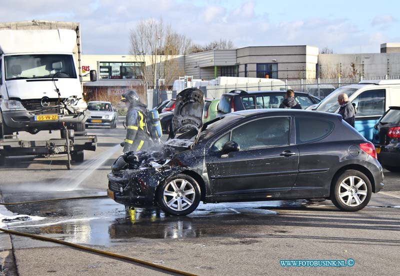 15022703.jpg - FOTOOPDRACHT:Zwijndrecht:27-02-2015:vrijdag middag rond half 5 werd de brandweer van Zwijndrecht gealermeerd voor een voertuig bij Ames Zwijndrecht. De auto stond geparkeerd op de parkeerplaats en heeft vermoedelijk kortsluiting opgelopen waardoor de motor van de auto vlam vatte, nadat de brand uit is werd de auto direct op een autotransporter geladen en weg gebracht.  Deze digitale foto blijft eigendom van FOTOPERSBURO BUSINK. Wij hanteren de voorwaarden van het N.V.F. en N.V.J. Gebruik van deze foto impliceert dat u bekend bent  en akkoord gaat met deze voorwaarden bij publicatie.EB/ETIENNE BUSINK