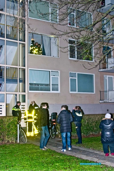 15022704.jpg - FOTOOPDRACHT:Dordrecht:27-02-2015:Op Vrijdagavond 27 februari 2015 op de Abraham Kuijperweg werd de pui uit een flat geblazen door dat de bewoner een pannetje met vet met water probeerde te blussen. De bewoner raakt gewond en werd naar een ziekenhuis vervoerd.Deze digitale foto blijft eigendom van FOTOPERSBURO BUSINK. Wij hanteren de voorwaarden van het N.V.F. en N.V.J. Gebruik van deze foto impliceert dat u bekend bent  en akkoord gaat met deze voorwaarden bij publicatie.EB/ETIENNE BUSINK