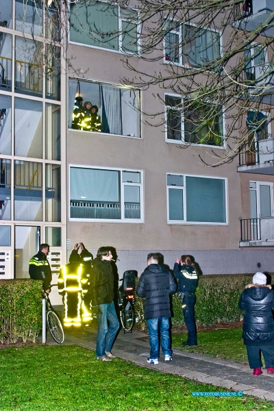 15022704.jpg - FOTOOPDRACHT:Dordrecht:27-02-2015:Op Vrijdagavond 27 februari 2015 op de Abraham Kuijperweg werd de pui uit een flat geblazen door dat de bewoner een pannetje met vet met water probeerde te blussen. De bewoner raakt gewond en werd naar een ziekenhuis vervoerd.Deze digitale foto blijft eigendom van FOTOPERSBURO BUSINK. Wij hanteren de voorwaarden van het N.V.F. en N.V.J. Gebruik van deze foto impliceert dat u bekend bent  en akkoord gaat met deze voorwaarden bij publicatie.EB/ETIENNE BUSINK