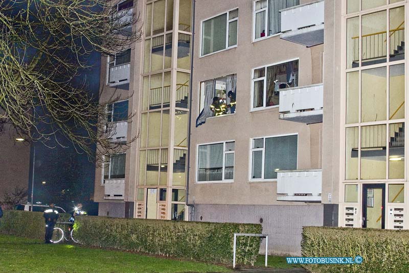 15022706.jpg - FOTOOPDRACHT:Dordrecht:27-02-2015:Op Vrijdagavond 27 februari 2015 op de Abraham Kuijperweg werd de pui uit een flat geblazen door dat de bewoner een pannetje met vet met water probeerde te blussen. De bewoner raakt gewond en werd naar een ziekenhuis vervoerd.Deze digitale foto blijft eigendom van FOTOPERSBURO BUSINK. Wij hanteren de voorwaarden van het N.V.F. en N.V.J. Gebruik van deze foto impliceert dat u bekend bent  en akkoord gaat met deze voorwaarden bij publicatie.EB/ETIENNE BUSINK