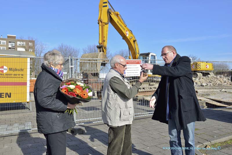 15022801.jpg - Zaterdag middag 28 februari 2015 Papendrecht - Politici en vrijwilligers van GroenLinks Drechtesteden,  waaronder fractievoorzitters Kruger (Dordrecht), Van Engelen  (Papendrecht) en Kroes (Zwijndrecht, gingen op pad om bloemen en iets lekkers te bezorgen bij personen en organisaties die de Drechtsteden een stukje groener of socialer maken. GroenLinks doet dit in het kader van Nationale Complimentendag. NOVUM COPYRIGHT ETIENNE BUSINK