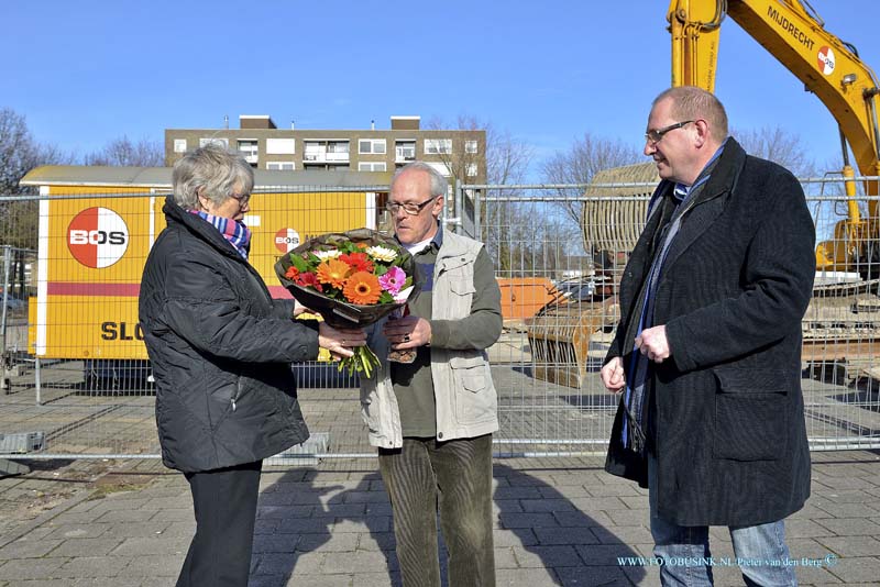 15022802.jpg - FOTOOPDRACHT:Papendrecht:28-02-2015:Zaterdag middag 28 februari 2015 Papendrecht - Politici en vrijwilligers van GroenLinks Drechtesteden,  waaronder fractievoorzitters Kruger (Dordrecht), Van Engelen  (Papendrecht) en Kroes (Zwijndrecht, gingen op pad om bloemen en iets lekkers te bezorgen bij personen en organisaties die de Drechtsteden een stukje groener of socialer maken. GroenLinks doet dit in het kader van Nationale Complimentendag. Deze digitale foto blijft eigendom van FOTOPERSBURO BUSINK. Wij hanteren de voorwaarden van het N.V.F. en N.V.J. Gebruik van deze foto impliceert dat u bekend bent  en akkoord gaat met deze voorwaarden bij publicatie.EB/ETIENNE BUSINK