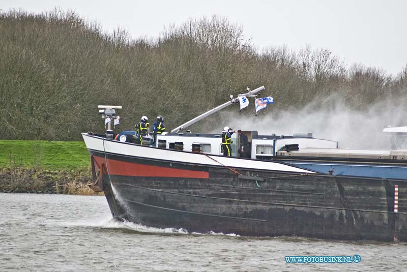 16020101.jpg - DORDRECHT 01 Februari 2016 Bij een Brand in de voormachinekamer op een binnenvaartschip op de Dordtse kil ter hoogte van s gravendeel, hebebn de 3 bemaningleden gelukkig geen verwondingen opgelopen. De Blusbot ZHZ en de Koninklijke Nederlandse Redding Maatschappij hebben de brand geblust. Het schip bleef tijdens de brand gewoon doorvaren.Deze digitale foto blijft eigendom van FOTOPERSBURO BUSINK. Wij hanteren de voorwaarden van het N.V.F. en N.V.J. Gebruik van deze foto impliceert dat u bekend bent  en akkoord gaat met deze voorwaarden bij publicatie.EB/ETIENNE BUSINK