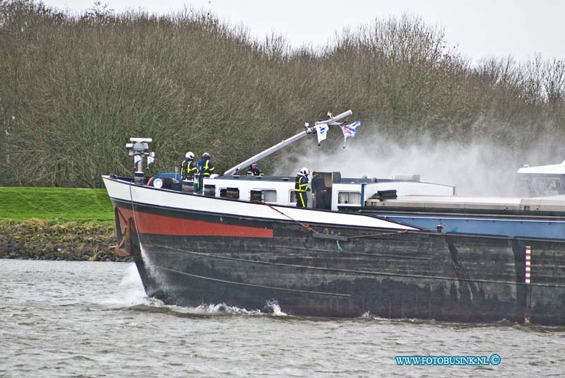 16020102.jpg - DORDRECHT 01 Februari 2016 Bij een Brand in de voormachinekamer op een binnenvaartschip op de Dordtse kil ter hoogte van s gravendeel, hebebn de 3 bemaningleden gelukkig geen verwondingen opgelopen. De Blusbot ZHZ en de Koninklijke Nederlandse Redding Maatschappij hebben de brand geblust. Het schip bleef tijdens de brand gewoon doorvaren.Deze digitale foto blijft eigendom van FOTOPERSBURO BUSINK. Wij hanteren de voorwaarden van het N.V.F. en N.V.J. Gebruik van deze foto impliceert dat u bekend bent  en akkoord gaat met deze voorwaarden bij publicatie.EB/ETIENNE BUSINK