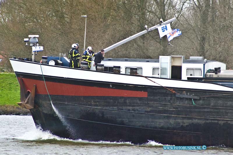 16020103.jpg - DORDRECHT 01 Februari 2016 Bij een Brand in de voormachinekamer op een binnenvaartschip op de Dordtse kil ter hoogte van s gravendeel, hebebn de 3 bemaningleden gelukkig geen verwondingen opgelopen. De Blusbot ZHZ en de Koninklijke Nederlandse Redding Maatschappij hebben de brand geblust. Het schip bleef tijdens de brand gewoon doorvaren.Deze digitale foto blijft eigendom van FOTOPERSBURO BUSINK. Wij hanteren de voorwaarden van het N.V.F. en N.V.J. Gebruik van deze foto impliceert dat u bekend bent  en akkoord gaat met deze voorwaarden bij publicatie.EB/ETIENNE BUSINK