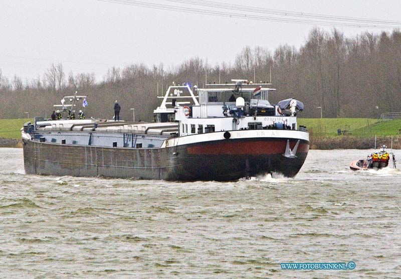 16020104.jpg - DORDRECHT 01 Februari 2016 Bij een Brand in de voormachinekamer op een binnenvaartschip op de Dordtse kil ter hoogte van s gravendeel, hebebn de 3 bemaningleden gelukkig geen verwondingen opgelopen. De Blusbot ZHZ en de Koninklijke Nederlandse Redding Maatschappij hebben de brand geblust. Het schip bleef tijdens de brand gewoon doorvaren.Deze digitale foto blijft eigendom van FOTOPERSBURO BUSINK. Wij hanteren de voorwaarden van het N.V.F. en N.V.J. Gebruik van deze foto impliceert dat u bekend bent  en akkoord gaat met deze voorwaarden bij publicatie.EB/ETIENNE BUSINK