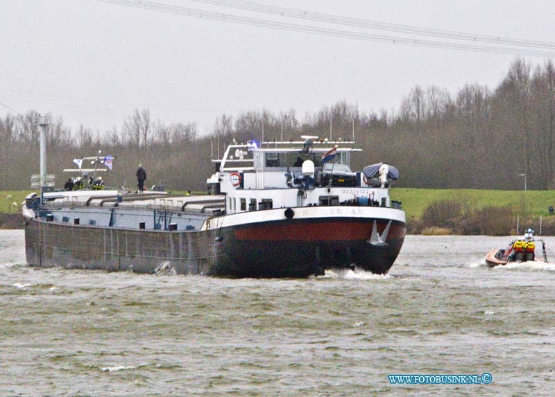 16020105.jpg - DORDRECHT 01 Februari 2016 Bij een Brand in de voormachinekamer op een binnenvaartschip op de Dordtse kil ter hoogte van s gravendeel, hebebn de 3 bemaningleden gelukkig geen verwondingen opgelopen. De Blusbot ZHZ en de Koninklijke Nederlandse Redding Maatschappij hebben de brand geblust. Het schip bleef tijdens de brand gewoon doorvaren.Deze digitale foto blijft eigendom van FOTOPERSBURO BUSINK. Wij hanteren de voorwaarden van het N.V.F. en N.V.J. Gebruik van deze foto impliceert dat u bekend bent  en akkoord gaat met deze voorwaarden bij publicatie.EB/ETIENNE BUSINK