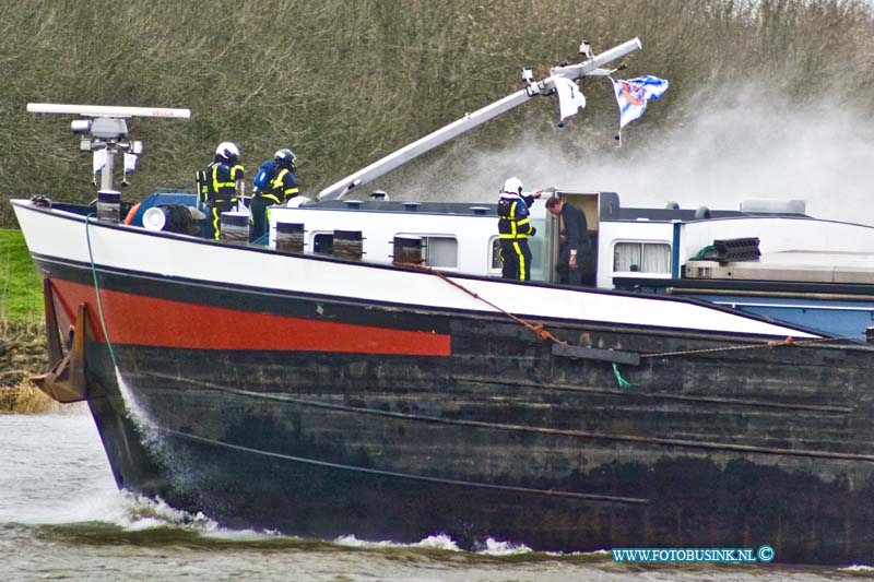 16020106.jpg - DORDRECHT 01 Februari 2016 Bij een Brand in de voormachinekamer op een binnenvaartschip op de Dordtse kil ter hoogte van s gravendeel, hebebn de 3 bemaningleden gelukkig geen verwondingen opgelopen. De Blusbot ZHZ en de Koninklijke Nederlandse Redding Maatschappij hebben de brand geblust. Het schip bleef tijdens de brand gewoon doorvaren.Deze digitale foto blijft eigendom van FOTOPERSBURO BUSINK. Wij hanteren de voorwaarden van het N.V.F. en N.V.J. Gebruik van deze foto impliceert dat u bekend bent  en akkoord gaat met deze voorwaarden bij publicatie.EB/ETIENNE BUSINK