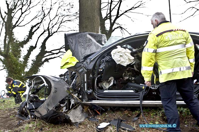 16020201.jpg - GRAVENDEEL 02 FEBRUARI 2016 Bij een eenzijdig ongeval op de strijsendijk is een auto met hoge snelheid uit de bocht gevlogen en op een boom geklap. de bestuurder zat bekneld in zijn totaal vernielde Audi. De Brandweer moest het slachtoffer uit zijn uto knippen en het Ambulance en Trauma helikopter mederwerkers probeerde het leven van het slachtoffer te redden. De weg is afgesloten geweest voor het verkeer, de technische ongevallen dienst van de politie stelt een onderzoek in naar de toedracht van het ongeval.NOVUM COPYRIGHT ETIENNE BUSINK
