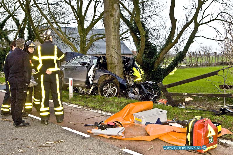 16020205.jpg - GRAVENDEEL 02 FEBRUARI 2016 Bij een eenzijdig ongeval op de strijsendijk is een auto met hoge snelheid uit de bocht gevlogen en op een boom geklap. de bestuurder zat bekneld in zijn totaal vernielde Audi. De Brandweer moest het slachtoffer uit zijn uto knippen en het Ambulance en Trauma helikopter mederwerkers probeerde het leven van het slachtoffer te redden. De weg is afgesloten geweest voor het verkeer, de technische ongevallen dienst van de politie stelt een onderzoek in naar de toedracht van het ongeval.Deze digitale foto blijft eigendom van FOTOPERSBURO BUSINK. Wij hanteren de voorwaarden van het N.V.F. en N.V.J. Gebruik van deze foto impliceert dat u bekend bent  en akkoord gaat met deze voorwaarden bij publicatie.EB/ETIENNE BUSINK