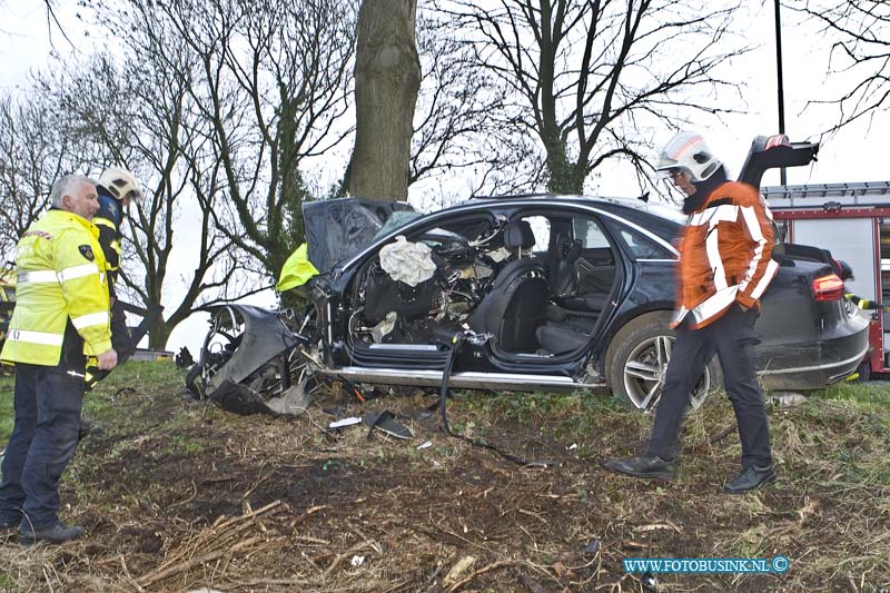 16020206.jpg - GRAVENDEEL 02 FEBRUARI 2016 Bij een eenzijdig ongeval op de strijsendijk is een auto met hoge snelheid uit de bocht gevlogen en op een boom geklap. de bestuurder zat bekneld in zijn totaal vernielde Audi. De Brandweer moest het slachtoffer uit zijn uto knippen en het Ambulance en Trauma helikopter mederwerkers probeerde het leven van het slachtoffer te redden. De weg is afgesloten geweest voor het verkeer, de technische ongevallen dienst van de politie stelt een onderzoek in naar de toedracht van het ongeval.Deze digitale foto blijft eigendom van FOTOPERSBURO BUSINK. Wij hanteren de voorwaarden van het N.V.F. en N.V.J. Gebruik van deze foto impliceert dat u bekend bent  en akkoord gaat met deze voorwaarden bij publicatie.EB/ETIENNE BUSINK