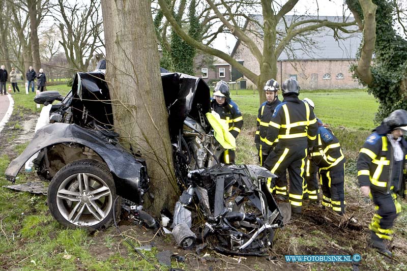 16020208.jpg - GRAVENDEEL 02 FEBRUARI 2016 Bij een eenzijdig ongeval op de strijsendijk is een auto met hoge snelheid uit de bocht gevlogen en op een boom geklap. de bestuurder zat bekneld in zijn totaal vernielde Audi. De Brandweer moest het slachtoffer uit zijn uto knippen en het Ambulance en Trauma helikopter mederwerkers probeerde het leven van het slachtoffer te redden. De weg is afgesloten geweest voor het verkeer, de technische ongevallen dienst van de politie stelt een onderzoek in naar de toedracht van het ongeval.Deze digitale foto blijft eigendom van FOTOPERSBURO BUSINK. Wij hanteren de voorwaarden van het N.V.F. en N.V.J. Gebruik van deze foto impliceert dat u bekend bent  en akkoord gaat met deze voorwaarden bij publicatie.EB/ETIENNE BUSINK