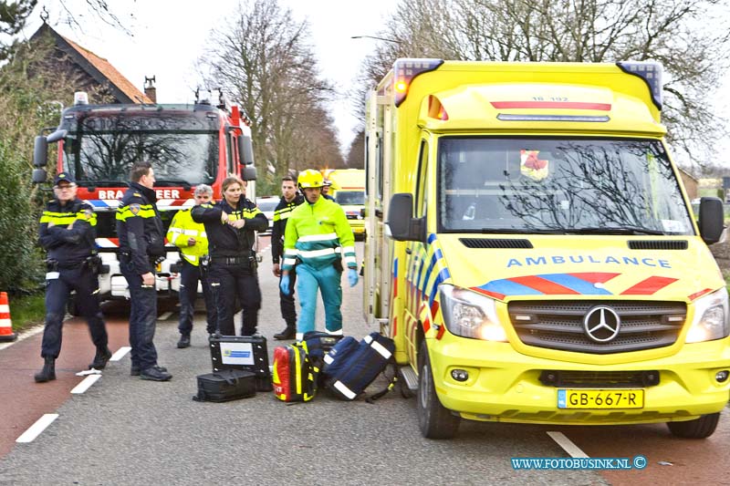 16020210.jpg - GRAVENDEEL 02 FEBRUARI 2016 Bij een eenzijdig ongeval op de strijsendijk is een auto met hoge snelheid uit de bocht gevlogen en op een boom geklap. de bestuurder zat bekneld in zijn totaal vernielde Audi. De Brandweer moest het slachtoffer uit zijn uto knippen en het Ambulance en Trauma helikopter mederwerkers probeerde het leven van het slachtoffer te redden. De weg is afgesloten geweest voor het verkeer, de technische ongevallen dienst van de politie stelt een onderzoek in naar de toedracht van het ongeval.Deze digitale foto blijft eigendom van FOTOPERSBURO BUSINK. Wij hanteren de voorwaarden van het N.V.F. en N.V.J. Gebruik van deze foto impliceert dat u bekend bent  en akkoord gaat met deze voorwaarden bij publicatie.EB/ETIENNE BUSINK