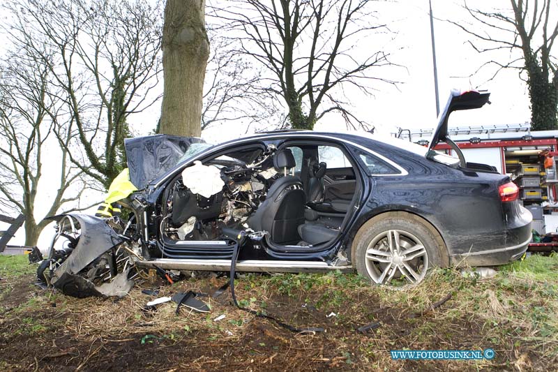 16020212.jpg - GRAVENDEEL 02 FEBRUARI 2016 Bij een eenzijdig ongeval op de strijsendijk is een auto met hoge snelheid uit de bocht gevlogen en op een boom geklap. de bestuurder zat bekneld in zijn totaal vernielde Audi. De Brandweer moest het slachtoffer uit zijn uto knippen en het Ambulance en Trauma helikopter mederwerkers probeerde het leven van het slachtoffer te redden. De weg is afgesloten geweest voor het verkeer, de technische ongevallen dienst van de politie stelt een onderzoek in naar de toedracht van het ongeval.Deze digitale foto blijft eigendom van FOTOPERSBURO BUSINK. Wij hanteren de voorwaarden van het N.V.F. en N.V.J. Gebruik van deze foto impliceert dat u bekend bent  en akkoord gaat met deze voorwaarden bij publicatie.EB/ETIENNE BUSINK