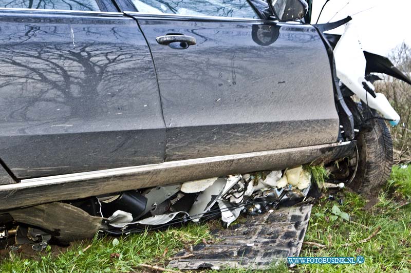 16020214.jpg - GRAVENDEEL 02 FEBRUARI 2016 Bij een eenzijdig ongeval op de strijsendijk is een auto met hoge snelheid uit de bocht gevlogen en op een boom geklap. de bestuurder zat bekneld in zijn totaal vernielde Audi. De Brandweer moest het slachtoffer uit zijn uto knippen en het Ambulance en Trauma helikopter mederwerkers probeerde het leven van het slachtoffer te redden. De weg is afgesloten geweest voor het verkeer, de technische ongevallen dienst van de politie stelt een onderzoek in naar de toedracht van het ongeval.Deze digitale foto blijft eigendom van FOTOPERSBURO BUSINK. Wij hanteren de voorwaarden van het N.V.F. en N.V.J. Gebruik van deze foto impliceert dat u bekend bent  en akkoord gaat met deze voorwaarden bij publicatie.EB/ETIENNE BUSINK