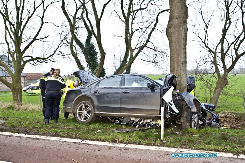 16020215.jpg - GRAVENDEEL 02 FEBRUARI 2016 Bij een eenzijdig ongeval op de strijsendijk is een auto met hoge snelheid uit de bocht gevlogen en op een boom geklap. de bestuurder zat bekneld in zijn totaal vernielde Audi. De Brandweer moest het slachtoffer uit zijn uto knippen en het Ambulance en Trauma helikopter mederwerkers probeerde het leven van het slachtoffer te redden. De weg is afgesloten geweest voor het verkeer, de technische ongevallen dienst van de politie stelt een onderzoek in naar de toedracht van het ongeval.Deze digitale foto blijft eigendom van FOTOPERSBURO BUSINK. Wij hanteren de voorwaarden van het N.V.F. en N.V.J. Gebruik van deze foto impliceert dat u bekend bent  en akkoord gaat met deze voorwaarden bij publicatie.EB/ETIENNE BUSINK