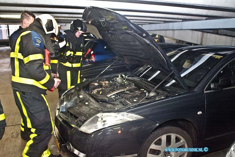 160204530.jpg - DORDRECHT - Op donderdag 4 februari 2016 werd de brandweer van Dordrecht opgeroepen voor een auto in brand in de parkeergarage Drievindenhof in Dordrecht.In de parkeergarage stond een auto geparkeerd waar voorbijgangers rook uit zagen komen.Ze waarschuwde de portier die belde hierop de brandweer.Toen de brandweer er was hebben de brandweerlieden een raam van de auto ingeslagen om zo de motorkap van de auto te openen.Ze konden niet echt ontdekken waardoor de rook ontstond.De brandweer vond het verder niet gevaarlijk en gingen weer terug.De politie heeft met de eigenaar gebeld om de boel verder af te handelen.Deze digitale foto blijft eigendom van FOTOPERSBURO BUSINK. Wij hanteren de voorwaarden van het N.V.F. en N.V.J. Gebruik van deze foto impliceert dat u bekend bent  en akkoord gaat met deze voorwaarden bij publicatie.EB/ETIENNE BUSINK