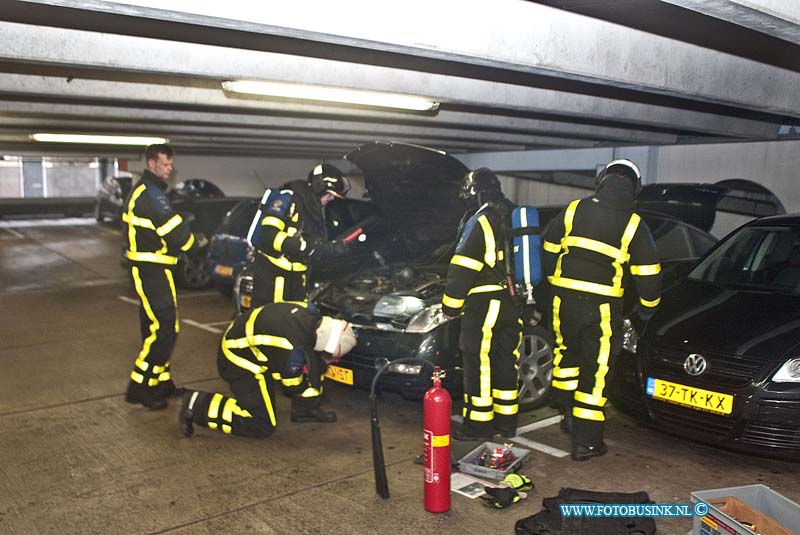 160204534.jpg - DORDRECHT - Op donderdag 4 februari 2016 werd de brandweer van Dordrecht opgeroepen voor een auto in brand in de parkeergarage Drievindenhof in Dordrecht.In de parkeergarage stond een auto geparkeerd waar voorbijgangers rook uit zagen komen.Ze waarschuwde de portier die belde hierop de brandweer.Toen de brandweer er was hebben de brandweerlieden een raam van de auto ingeslagen om zo de motorkap van de auto te openen.Ze konden niet echt ontdekken waardoor de rook ontstond.De brandweer vond het verder niet gevaarlijk en gingen weer terug.De politie heeft met de eigenaar gebeld om de boel verder af te handelen.Deze digitale foto blijft eigendom van FOTOPERSBURO BUSINK. Wij hanteren de voorwaarden van het N.V.F. en N.V.J. Gebruik van deze foto impliceert dat u bekend bent  en akkoord gaat met deze voorwaarden bij publicatie.EB/ETIENNE BUSINK