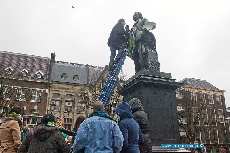 160204547.jpg - DORDRECHT - Op donderdag 4 februari 2016 heeft wethouder Rik van der Linden van de gemeente Dordrecht samen met ander vrijwilligers het standbeeld van Arie Scheffer warm aangekleed en onder andere een sjaal omgedaan.De actie word gehouden vanwege Warmetruiendag.De bedoeling van deze actie is dat mensen de kachel thuis uitzetten en een warme trui aantrekken, dit alles voor het mileu.Deze digitale foto blijft eigendom van FOTOPERSBURO BUSINK. Wij hanteren de voorwaarden van het N.V.F. en N.V.J. Gebruik van deze foto impliceert dat u bekend bent  en akkoord gaat met deze voorwaarden bij publicatie.EB/ETIENNE BUSINK