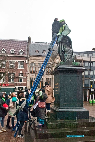 160204561.jpg - DORDRECHT - Op donderdag 4 februari 2016 heeft wethouder Rik van der Linden van de gemeente Dordrecht samen met ander vrijwilligers het standbeeld van Arie Scheffer warm aangekleed en onder andere een sjaal omgedaan.De actie word gehouden vanwege Warmetruiendag.De bedoeling van deze actie is dat mensen de kachel thuis uitzetten en een warme trui aantrekken, dit alles voor het mileu.Deze digitale foto blijft eigendom van FOTOPERSBURO BUSINK. Wij hanteren de voorwaarden van het N.V.F. en N.V.J. Gebruik van deze foto impliceert dat u bekend bent  en akkoord gaat met deze voorwaarden bij publicatie.EB/ETIENNE BUSINK