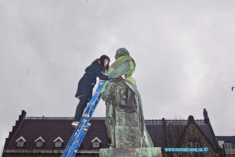 160204581.jpg - DORDRECHT - Op donderdag 4 februari 2016 heeft wethouder Rik van der Linden van de gemeente Dordrecht samen met ander vrijwilligers het standbeeld van Arie Scheffer warm aangekleed en onder andere een sjaal omgedaan.De actie word gehouden vanwege Warmetruiendag.De bedoeling van deze actie is dat mensen de kachel thuis uitzetten en een warme trui aantrekken, dit alles voor het mileu.Deze digitale foto blijft eigendom van FOTOPERSBURO BUSINK. Wij hanteren de voorwaarden van het N.V.F. en N.V.J. Gebruik van deze foto impliceert dat u bekend bent  en akkoord gaat met deze voorwaarden bij publicatie.EB/ETIENNE BUSINK