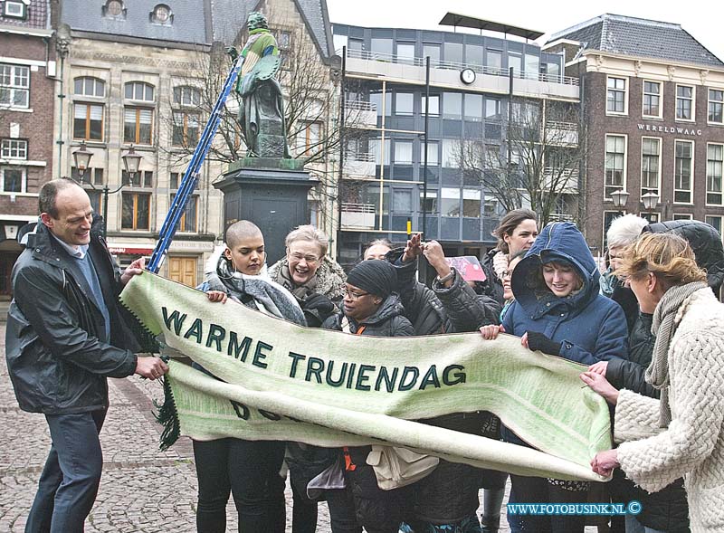 160204595.jpg - DORDRECHT - Op donderdag 4 februari 2016 heeft wethouder Rik van der Linden van de gemeente Dordrecht samen met ander vrijwilligers het standbeeld van Arie Scheffer warm aangekleed en onder andere een sjaal omgedaan.De actie word gehouden vanwege Warmetruiendag.De bedoeling van deze actie is dat mensen de kachel thuis uitzetten en een warme trui aantrekken, dit alles voor het mileu.Deze digitale foto blijft eigendom van FOTOPERSBURO BUSINK. Wij hanteren de voorwaarden van het N.V.F. en N.V.J. Gebruik van deze foto impliceert dat u bekend bent  en akkoord gaat met deze voorwaarden bij publicatie.EB/ETIENNE BUSINK