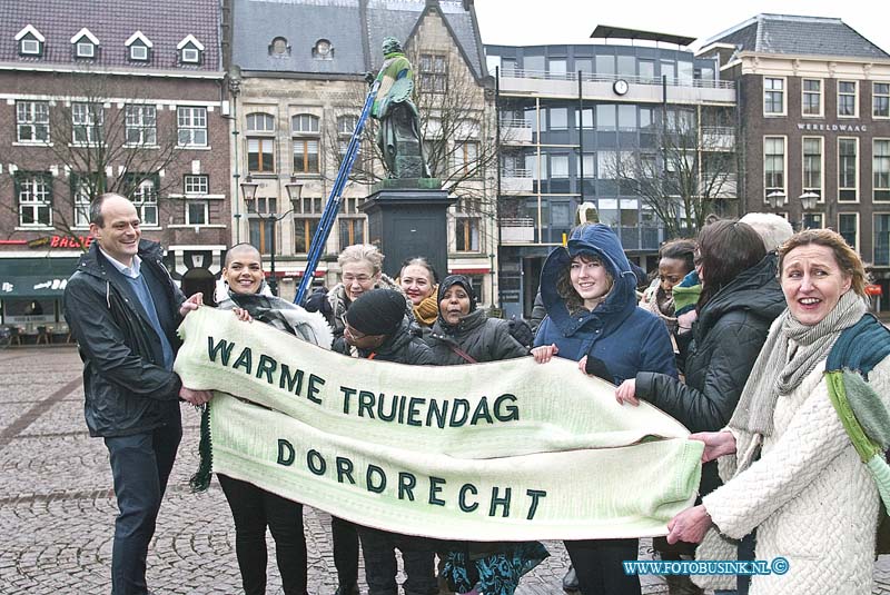 160204607.jpg - DORDRECHT - Op donderdag 4 februari 2016 heeft wethouder Rik van der Linden van de gemeente Dordrecht samen met ander vrijwilligers het standbeeld van Arie Scheffer warm aangekleed en onder andere een sjaal omgedaan.De actie word gehouden vanwege Warmetruiendag.De bedoeling van deze actie is dat mensen de kachel thuis uitzetten en een warme trui aantrekken, dit alles voor het mileu.Deze digitale foto blijft eigendom van FOTOPERSBURO BUSINK. Wij hanteren de voorwaarden van het N.V.F. en N.V.J. Gebruik van deze foto impliceert dat u bekend bent  en akkoord gaat met deze voorwaarden bij publicatie.EB/ETIENNE BUSINK